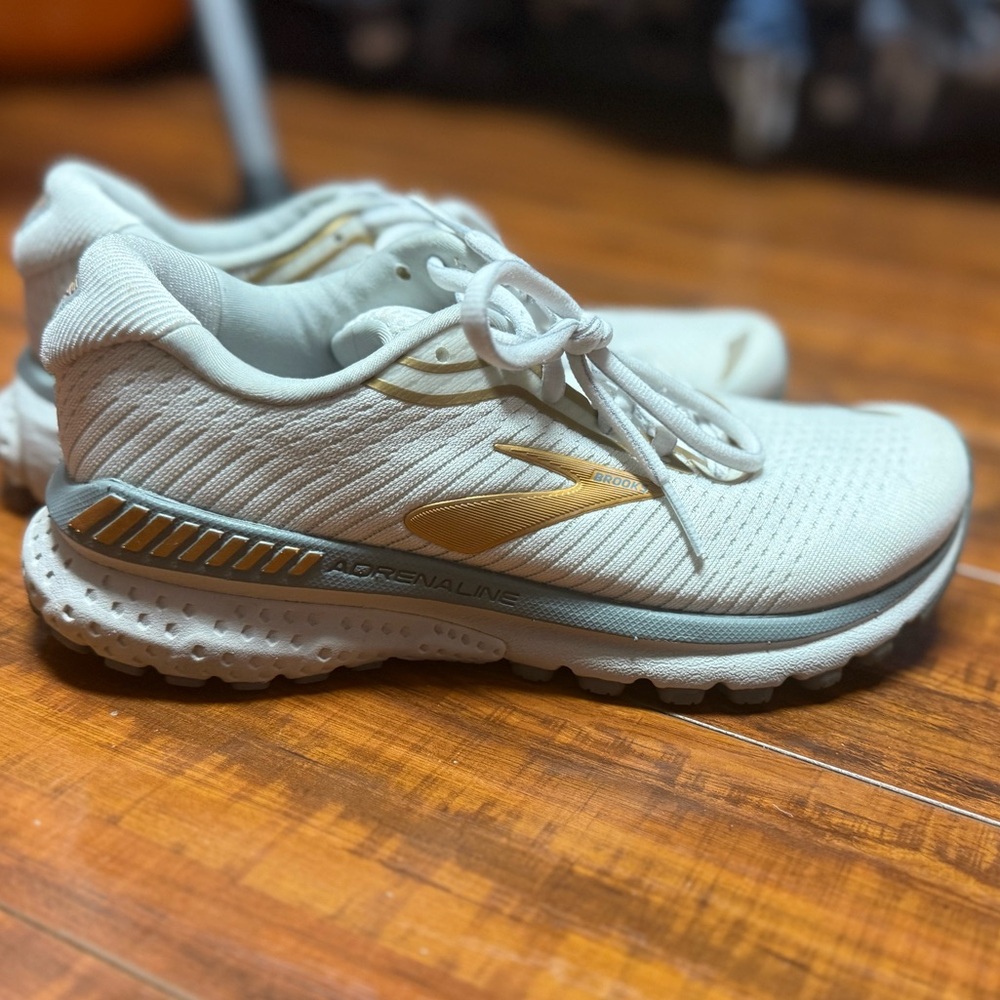 LIKE NEW! Brooks Adrenaline GTS 20 
Support White Gold Women's 5.5